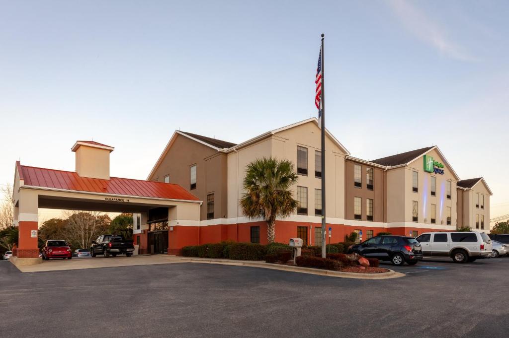 a hotel with a parking lot in front of it at Holiday Inn Express & Suites Milton East I-10, an IHG Hotel in Milton