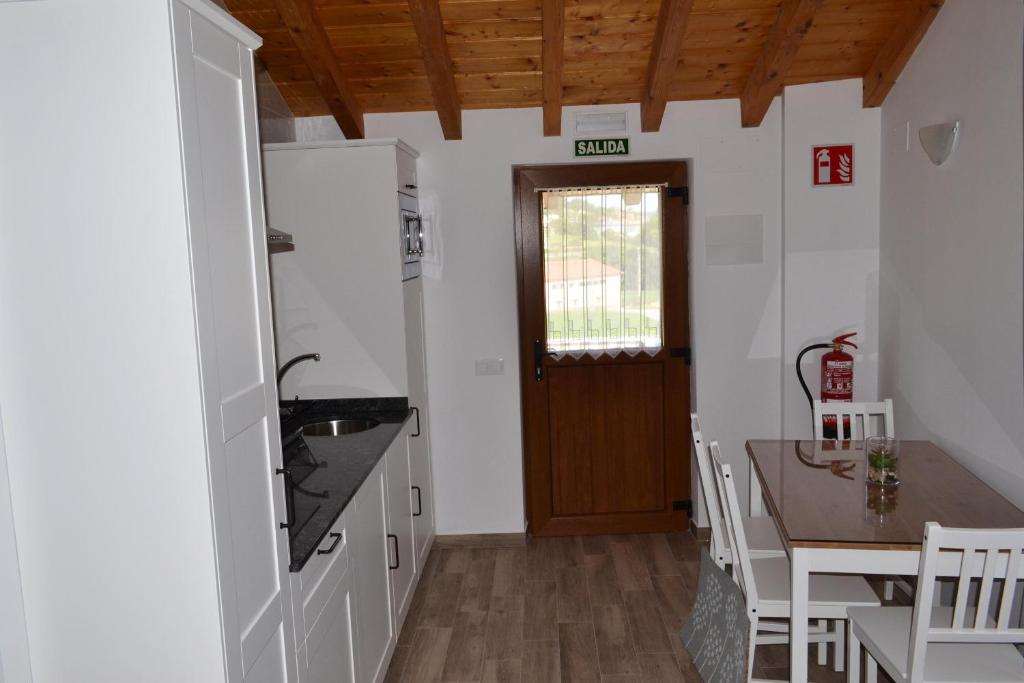 Kuchyň nebo kuchyňský kout v ubytování CASA SOLORGA - apartamentos rurales