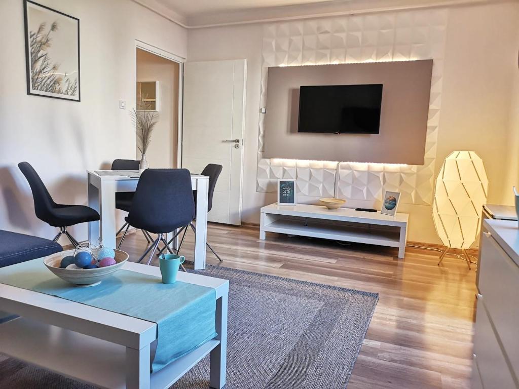 uma sala de estar com um sofá e uma televisão em Central Home Apartment in the City center em Eger