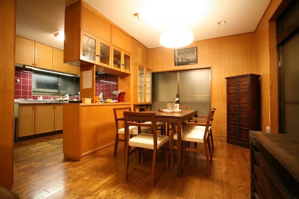 eine Küche mit einem Esstisch und Stühlen in der Unterkunft Ikebukuro in Tokio