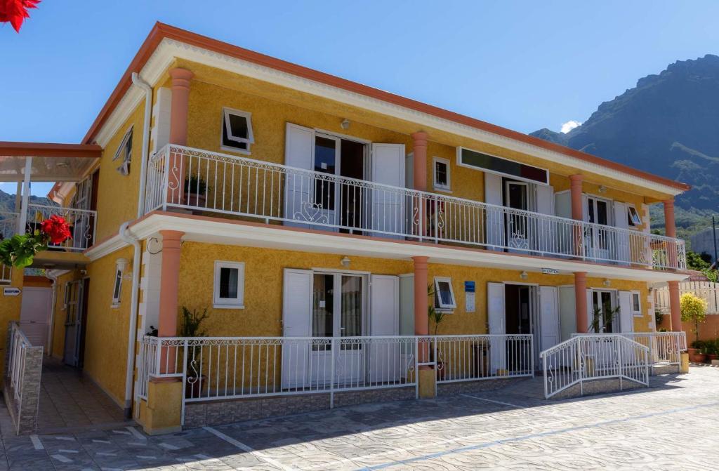 Nespecifikovaný výhled na hory nebo výhled na hory při pohledu z hotelu