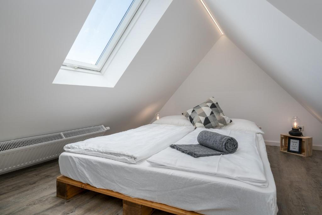 Säng eller sängar i ett rum på CASSEL LOFTS - Stilvolles Loft im Grünen mit Balkon nahe VW-Werk