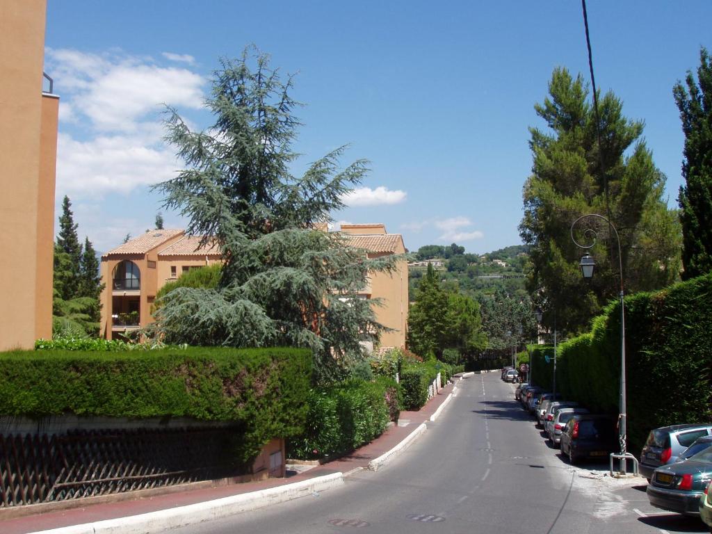 una calle con coches estacionados al costado de la carretera en Paradisier Apartment Mougins, en Mougins