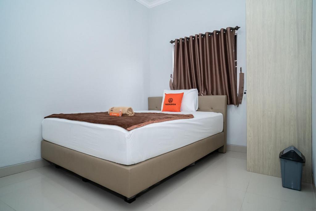 Una cama o camas en una habitación de KoolKost near Pasar Baru (Minimum Stay 6 Nights)