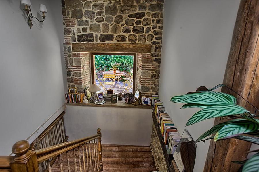 una escalera en una casa con una pared de piedra en La Curva De María, en Terán