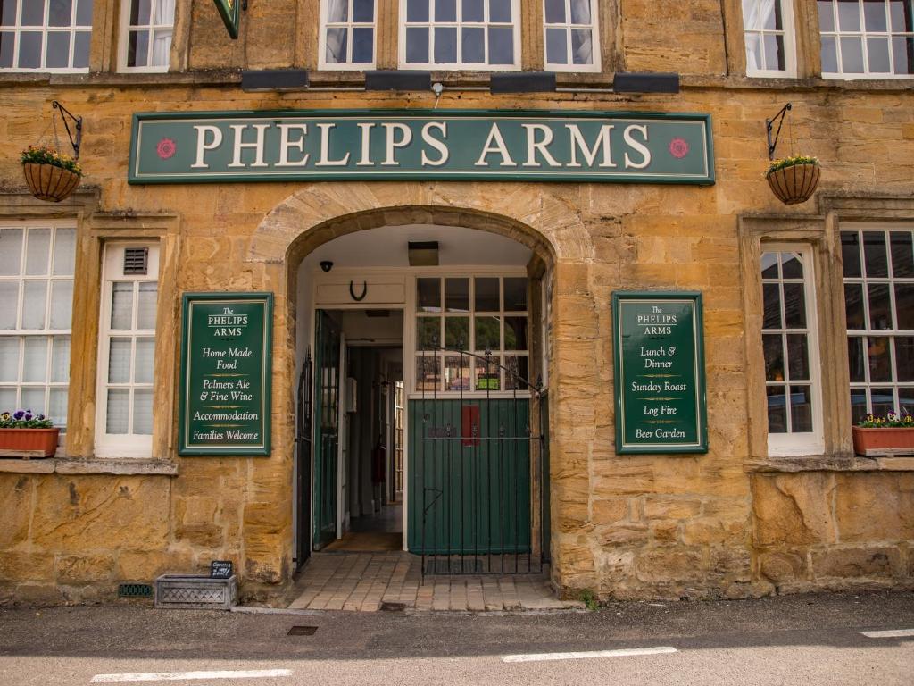 Phelips Arms في يوفيل: مدخل لمبنى فيه باب أخضر