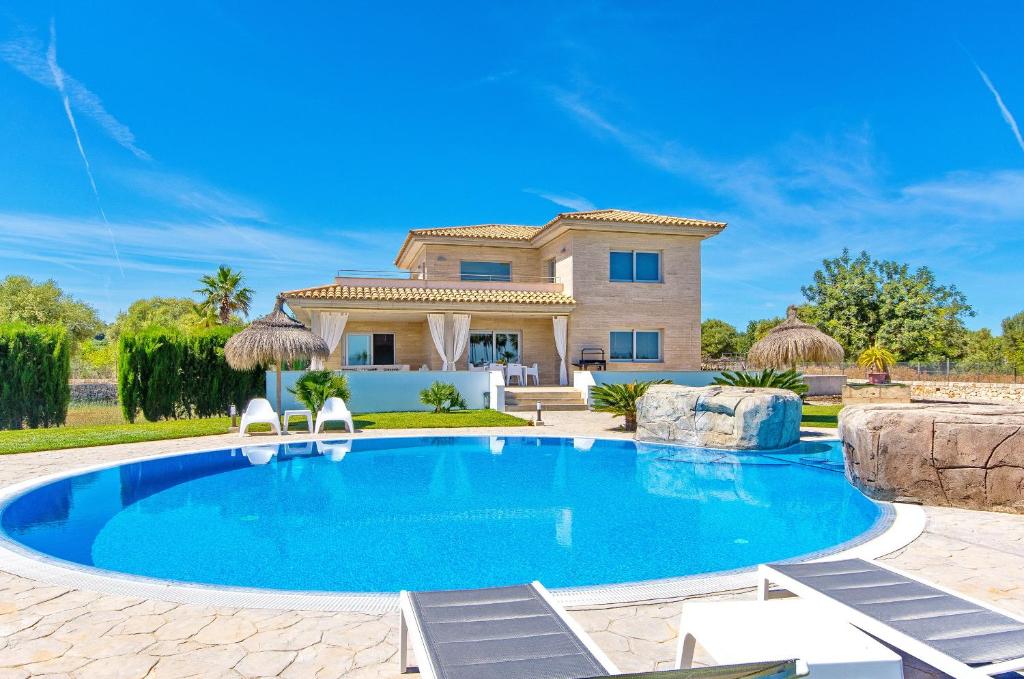 een villa met een zwembad voor een huis bij Finca Torrat in Muro