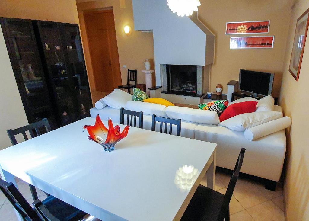 een woonkamer met een tafel en een bank bij A casa di Debby alloggio comodo e accogliente in Foligno