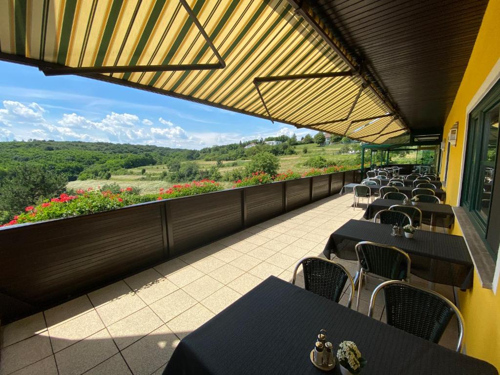 Nespecifikovaný výhled na hory nebo výhled na hory při pohledu z hotelu