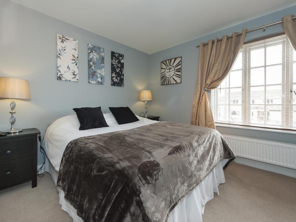Un dormitorio con una cama grande y una ventana en The Porterhouse, en Willingham