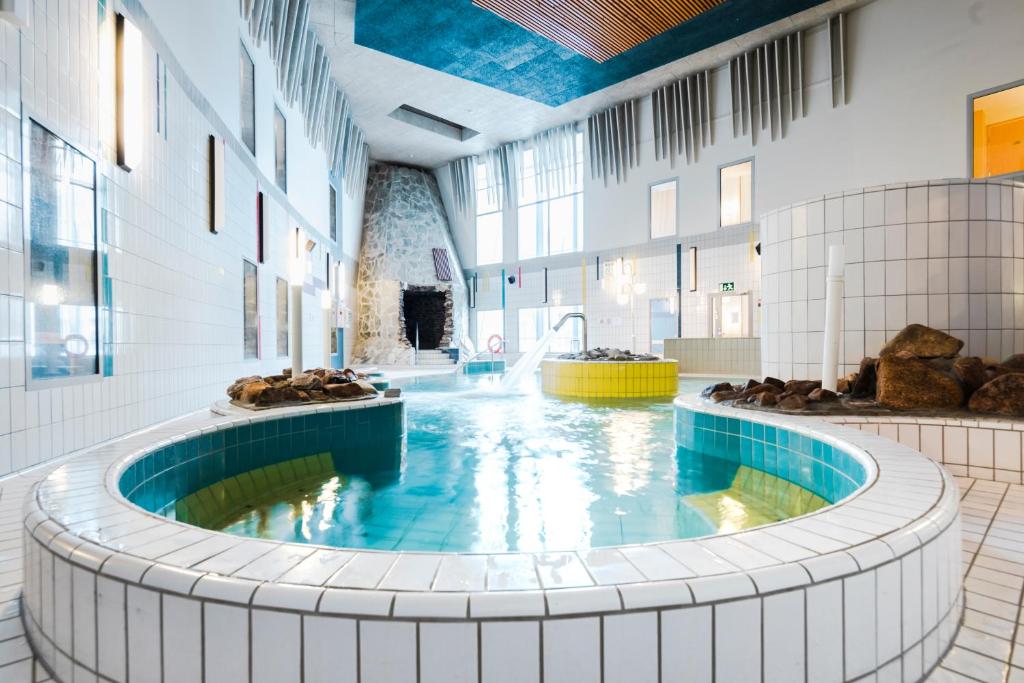 Bazén v ubytování Lapland Hotels Luostotunturi & Amethyst Spa nebo v jeho okolí