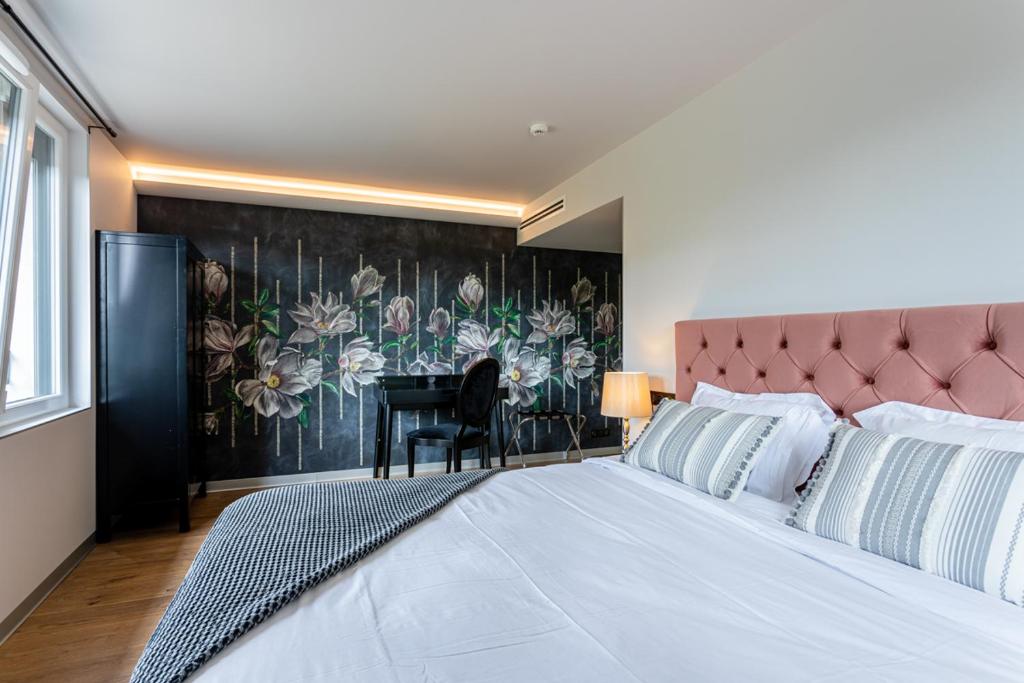 Postel nebo postele na pokoji v ubytování Hôtel L'Ouvrée
