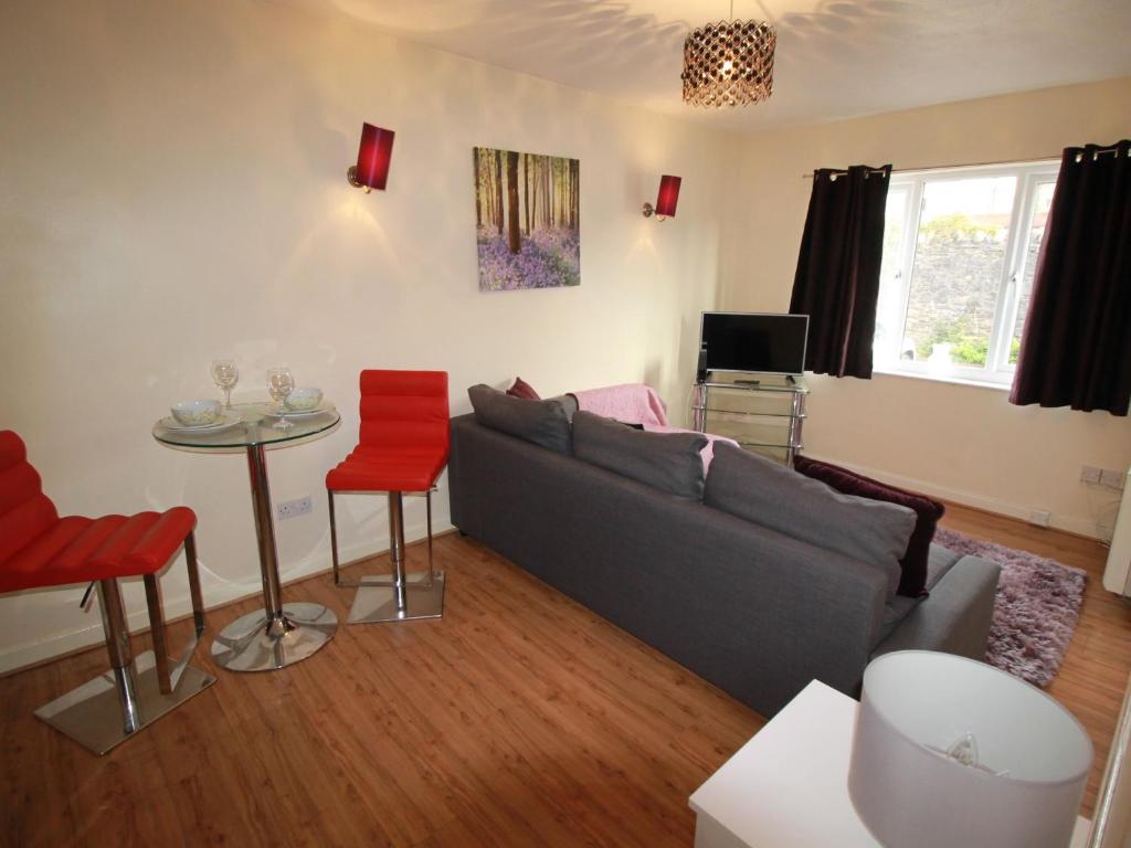 Cosy Central Apartment with Parking
