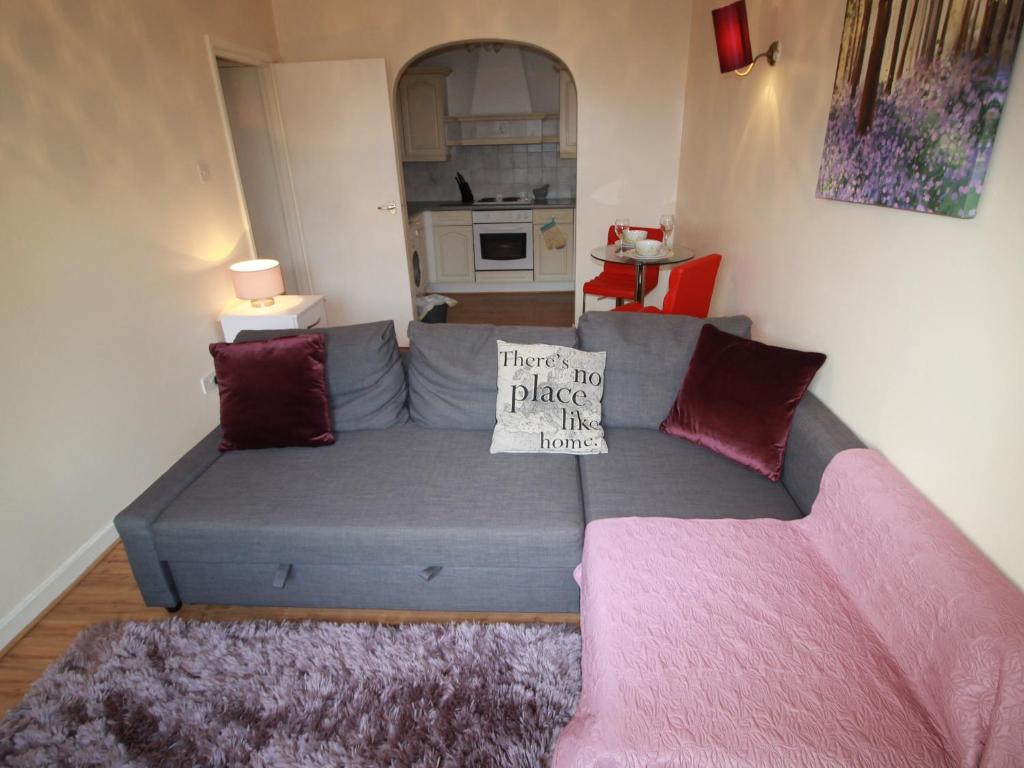 Cosy Central Apartment with Parking