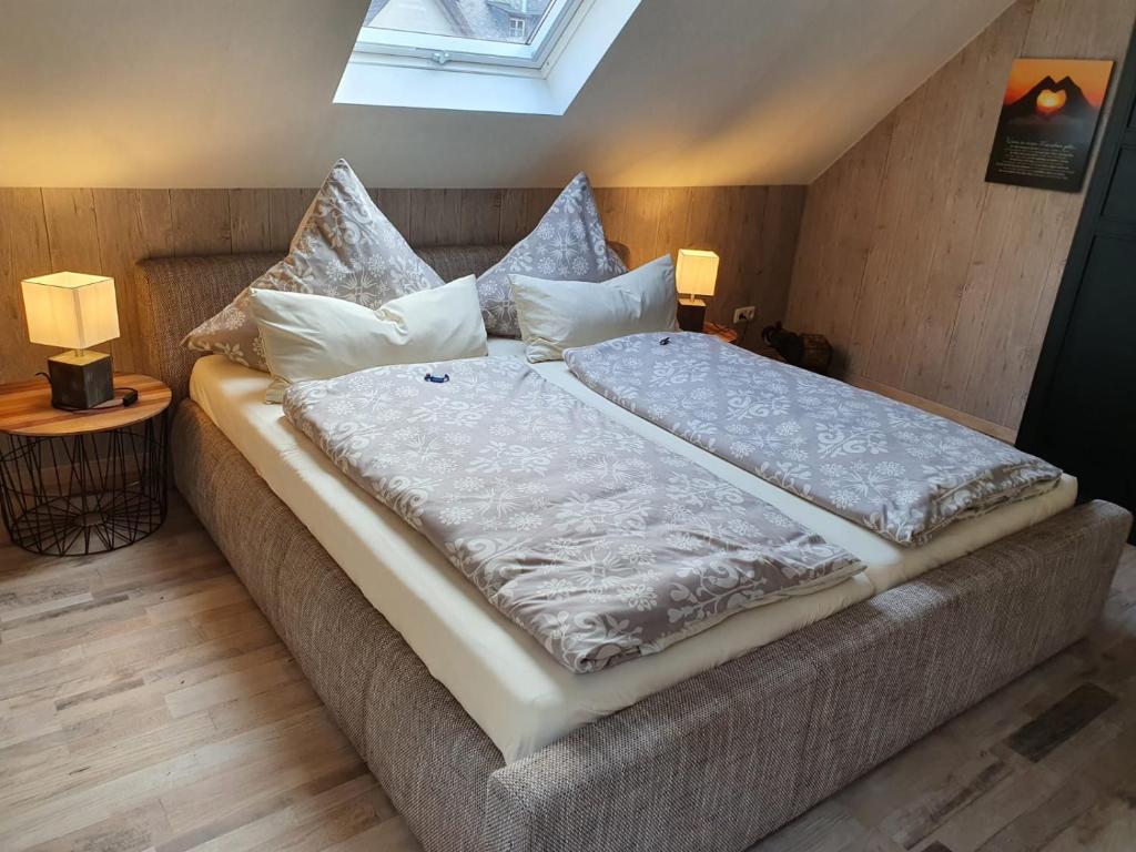 een groot bed in een kamer met 2 lampen bij Ferienwohnung Bacharach-Steeger Tal in Bacharach