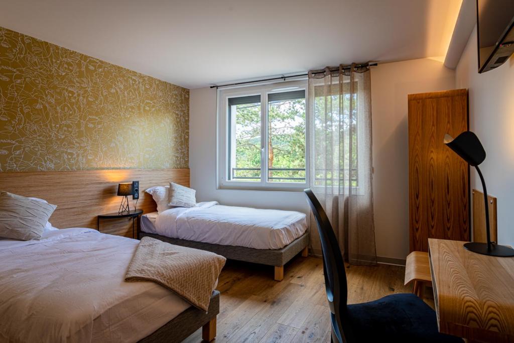 Postel nebo postele na pokoji v ubytování Hôtel L'Ouvrée