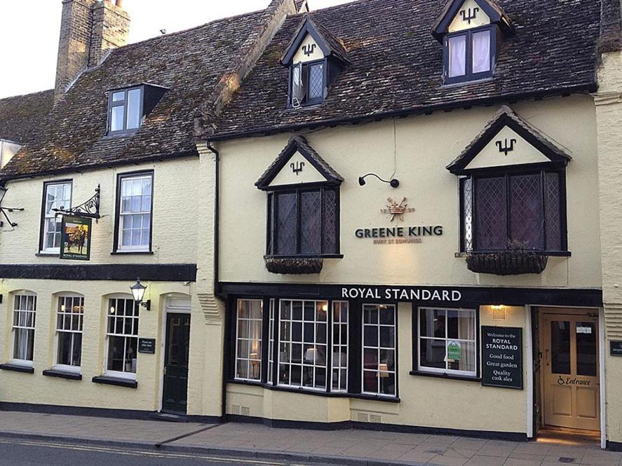 un edificio en la esquina de una calle en The Royal Standard, en Ely