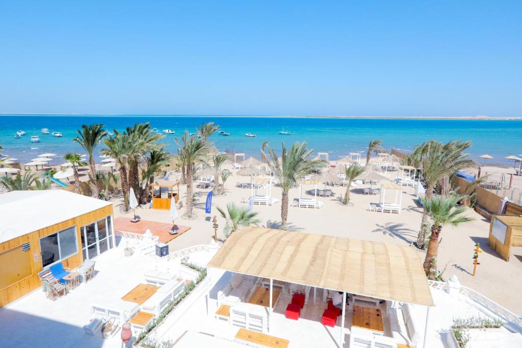 una vista aerea di una spiaggia con palme e l'oceano di Lagoonie Lodge & Beach a Hurghada