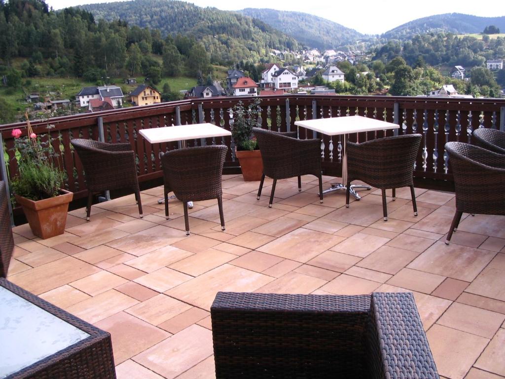 Vista generica sulle montagne o vista sulle montagne dall'interno dell'hotel