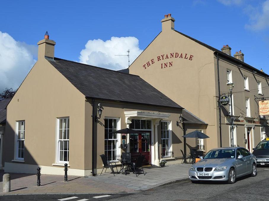 un edificio con un coche aparcado delante de él en The Ryandale Inn en Dungannon