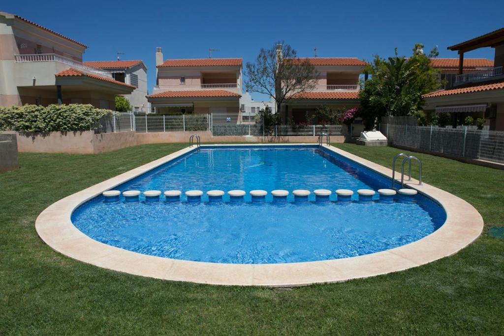 una piscina en el patio de una casa en Chalet Pro Mar 2 dormitorios, en Peñíscola