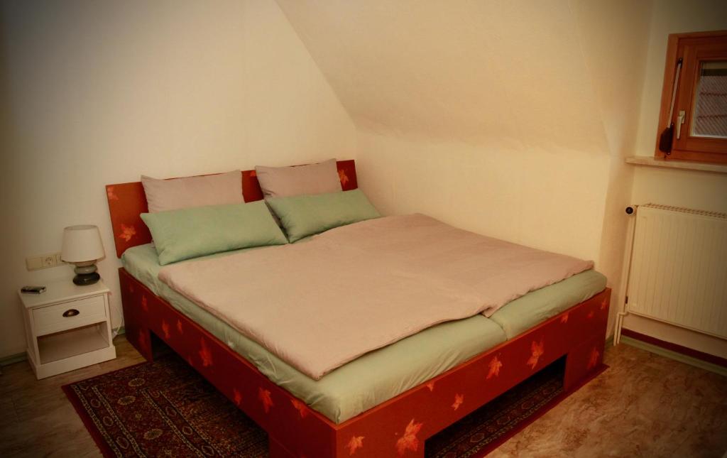 Ce lit se trouve dans une petite chambre dotée d'un cadre rouge. dans l'établissement Ferienhaus Walter, à Schmalkalden