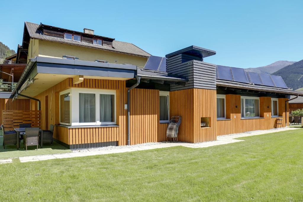 una casa con paneles solares en un lado en Apartment Blaser, en Mühlbachl