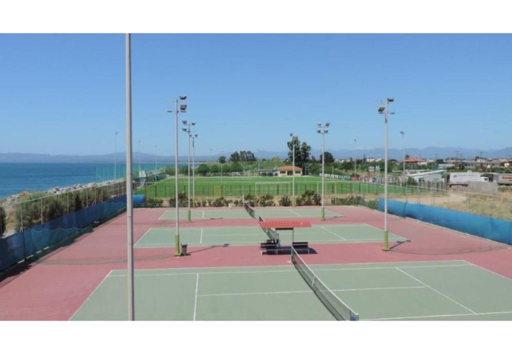 Tenis alebo squash v ubytovaní Seafront Penthouse LEO alebo jeho okolí