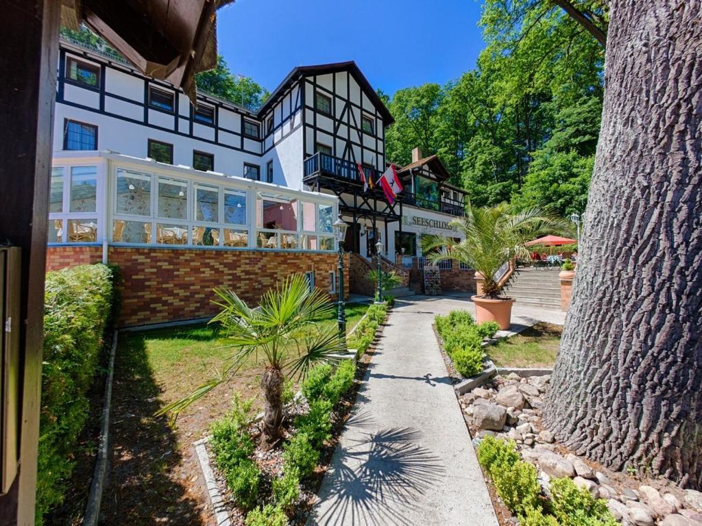 vistas al exterior de una casa grande con jardín en Seeschloß en Lanke