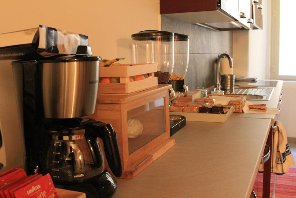 eine Küche mit einer Arbeitsplatte und einer Kaffeemaschine in der Unterkunft Sesta Strada in Civitavecchia