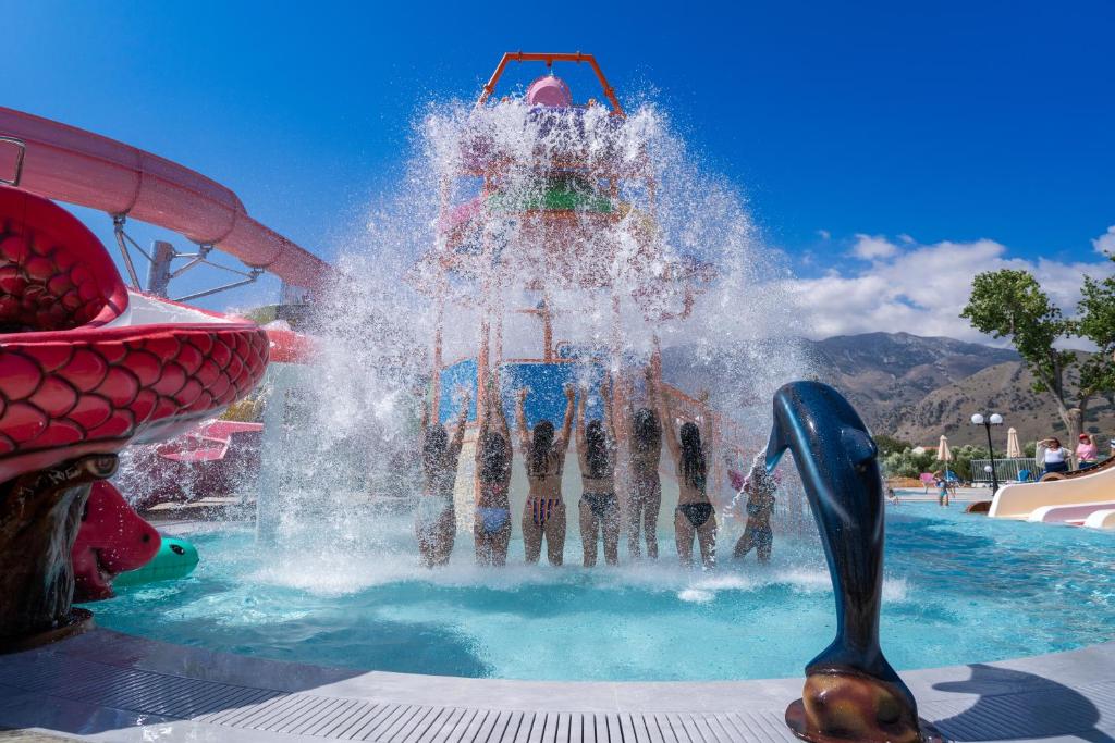 Bazén v ubytování Georgioupolis Resort & Aqua Park nebo v jeho okolí
