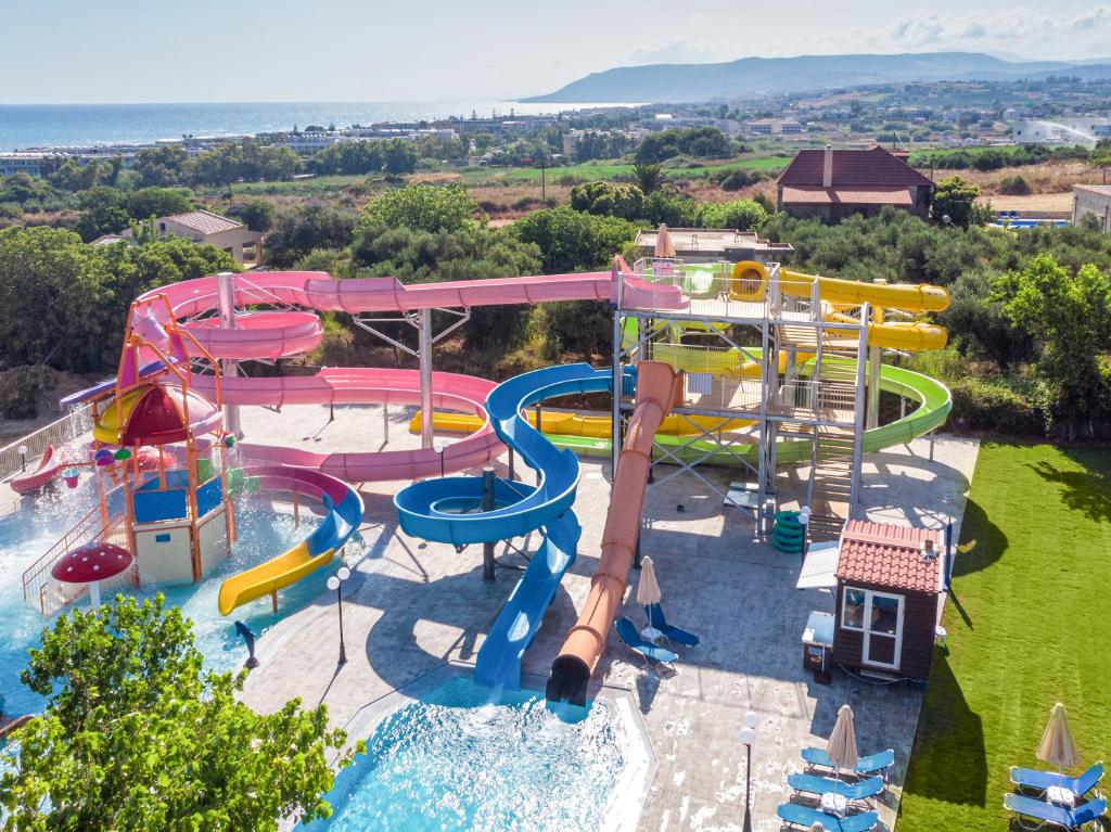 Bazén v ubytování Georgioupolis Resort & Aqua Park nebo v jeho okolí