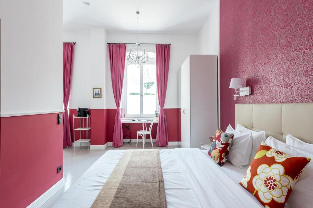 a bedroom with pink walls and a large bed at Prinz Eugen Studio at Belvedere by HM in Vienna