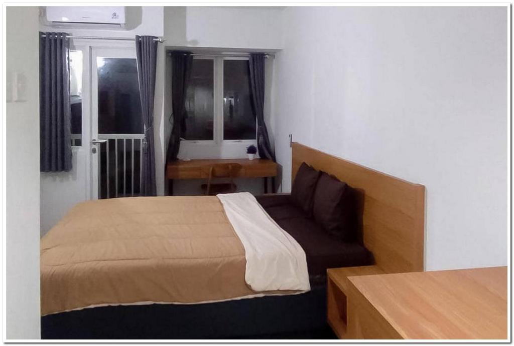 Postel nebo postele na pokoji v ubytování RedDoorz Apartment at Grand Sentraland Karawang