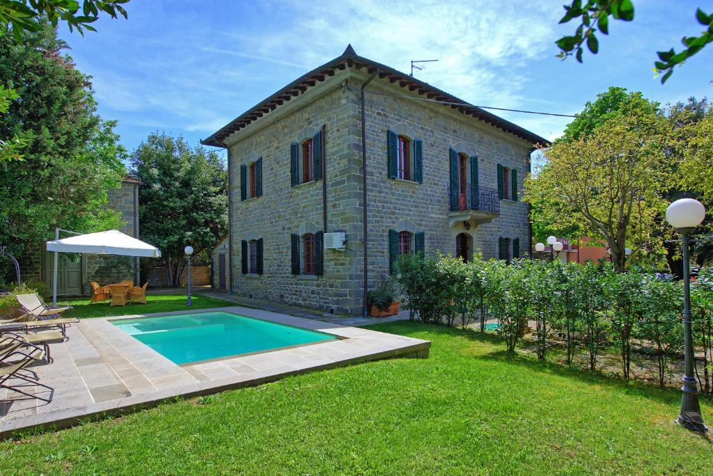 una casa con piscina en el patio en Villa Primula by PosarelliVillas, en Cortona