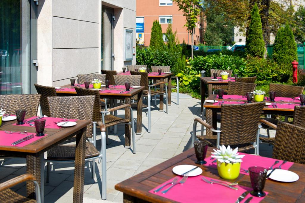 A restaurant or other place to eat at ACHAT Hotel Budapest