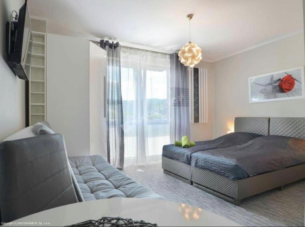 1 dormitorio con 1 cama y 1 sofá en Willa Radość, en Krynica-Zdrój