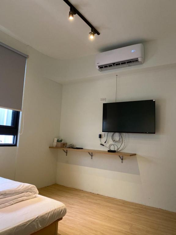 TV a/nebo společenská místnost v ubytování Donghai Cottage Backpack Inn Suite