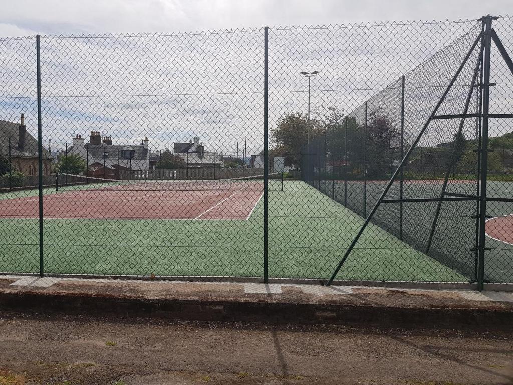 Tenis a/nebo squash v ubytování Black Isle Holiday Apartments nebo okolí
