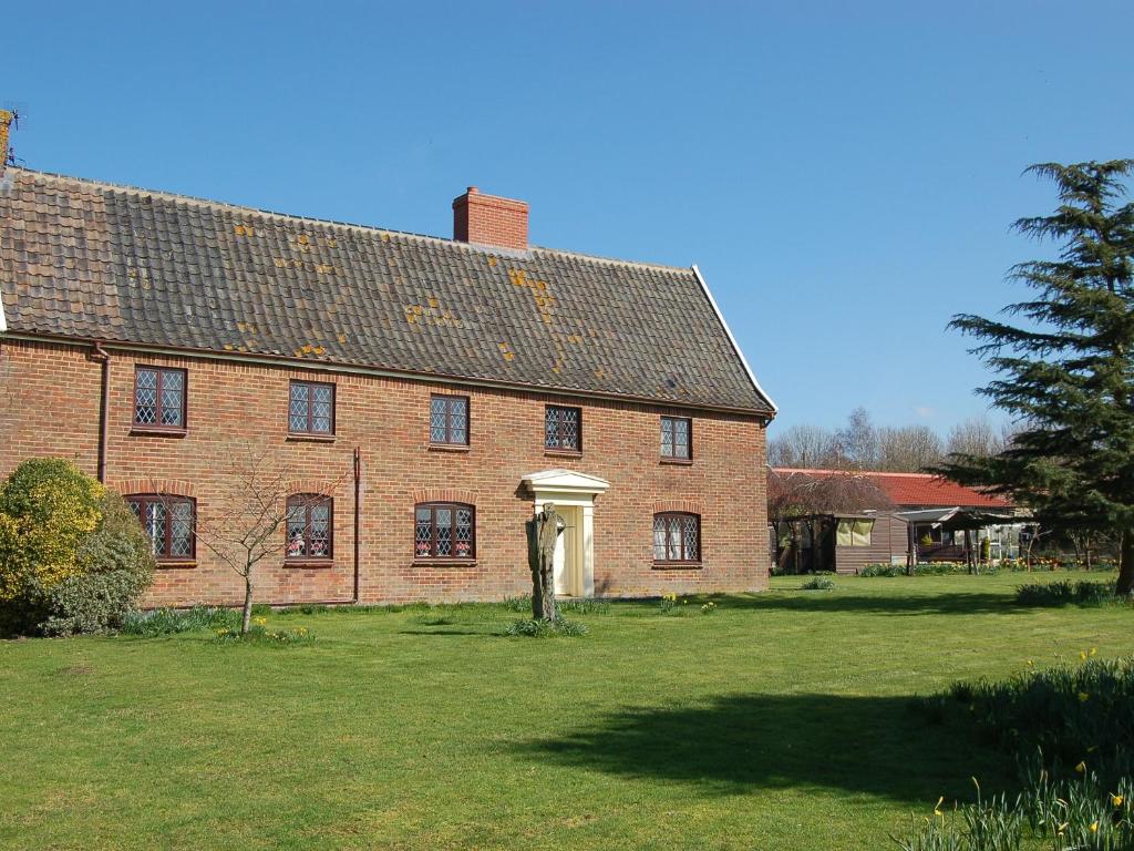 a large brick house with a grass yard at Strenneth in Fersfield