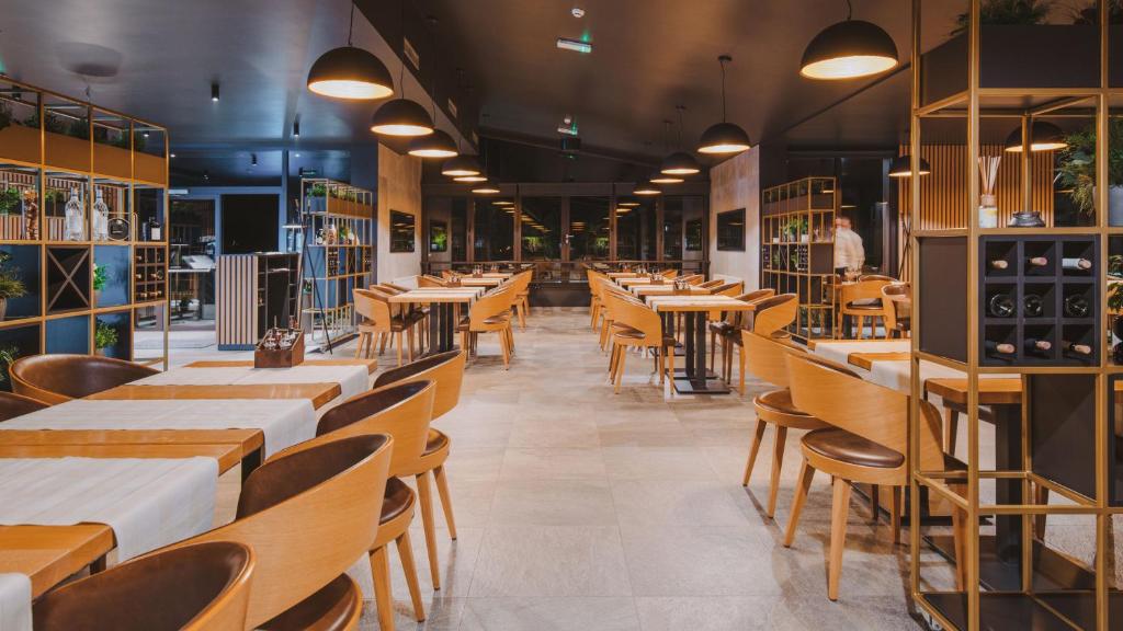 Reštaurácia alebo iné gastronomické zariadenie v ubytovaní Hotel Degenija