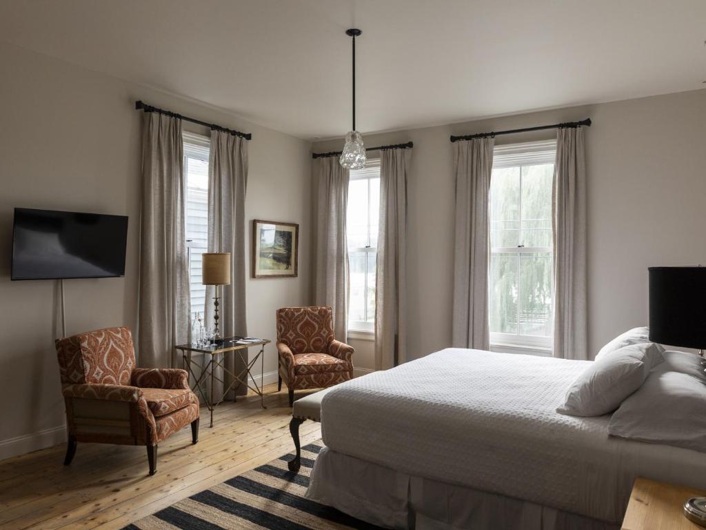 TV a/nebo společenská místnost v ubytování Stewart House Hotel