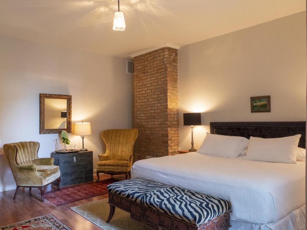 Postel nebo postele na pokoji v ubytování Stewart House Hotel