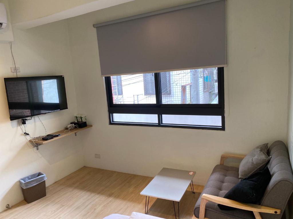 TV a/nebo společenská místnost v ubytování Donghai Cottage Backpack Inn Suite