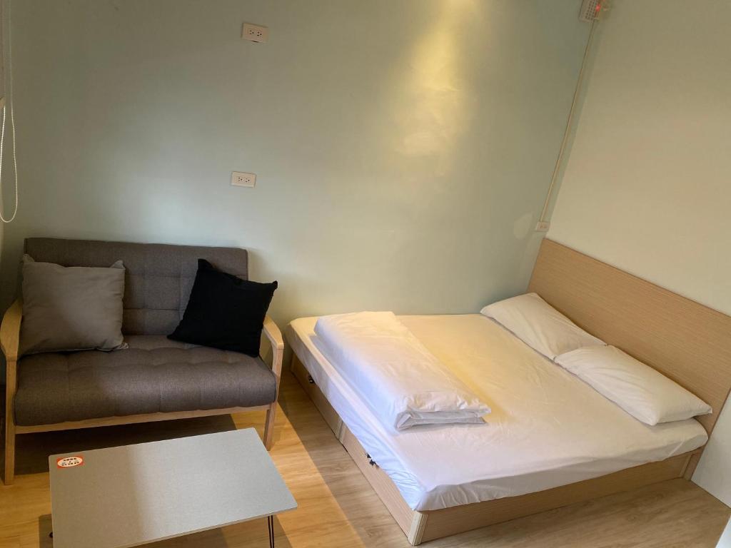 Postel nebo postele na pokoji v ubytování Donghai Cottage Backpack Inn Suite