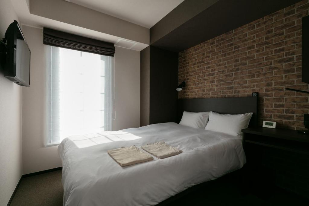 Postel nebo postele na pokoji v ubytování HOTEL TABARD TOKYO