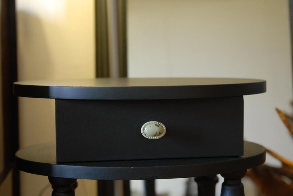 una caja negra encima de una mesa negra en Appartement d'Hôtes Temps de Pause, en Lautrec