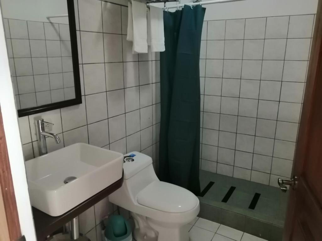 Koupelna v ubytování Marfi Inn