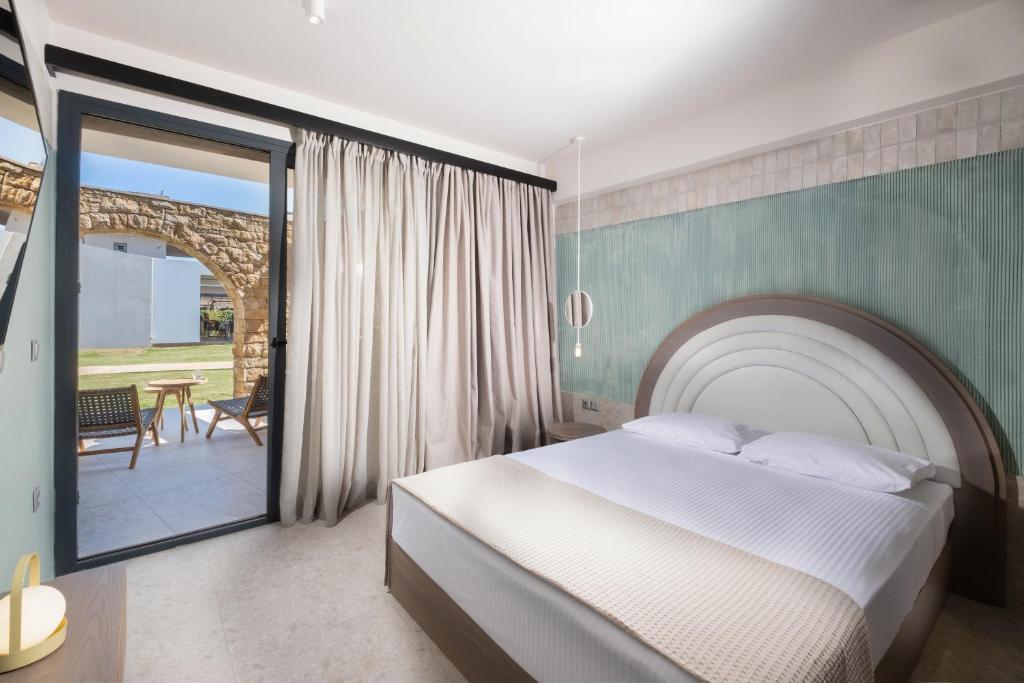 Postel nebo postele na pokoji v ubytování Callisti Suites