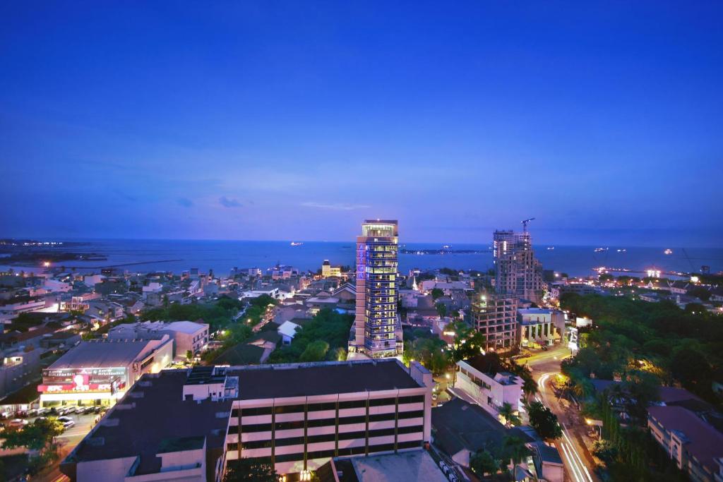 - Vistas a la ciudad por la noche en ASTON Makassar Hotel & Convention Center, en Makassar